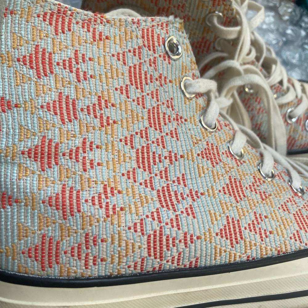 Like new women’s 8.5 high top Converse - Picture 6 of 13